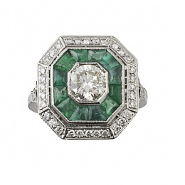 566.  Sortija de estilo Art-Decó de frente octogonal con brillante central de 1,20 ct rodeado por esmeraldas calibradas y con orla exterior de brillantes