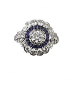 590.  Sortija estilo Art-Decó con brillante central de 0,80 ct aprox orlado de brillantes en marco lobulado; con montura de platino