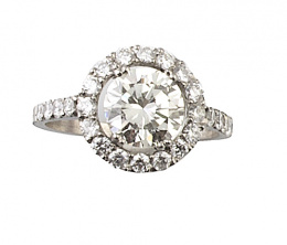 533.  Sortija ojo de perdiz estilo Art-Decó con un brillante central de 1,93 ct orlado de brillantes y con brillantes en los brazos de la montura de platino