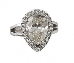 581.  Sortija con diamante talla perilla de peso de 4,02 ct color estimado L y grado de pureza VVS, orlada de brillantes