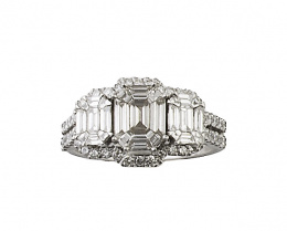 606.  Sortija con tres diamantes escalonados rodeados por marco de brillantes que continúa en los brazos de la montura