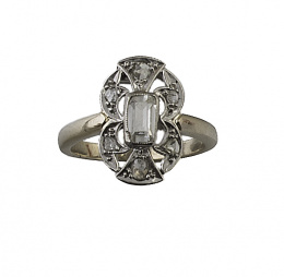 130.  Sortija lanzadera Art-Decó con diamante talla esmeralda central de 0´30 ct