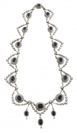 550.  Collar de zafiros y brillantes, con catorce centros de zafiros orlados de brillantes entre cadenetas de brillantes, de tamaño creciente hacia el centro