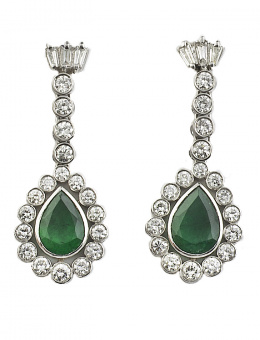 471.  Pendientes largos con perillas de esmeraldas orladas de brillantes en chatón, que penden de línea de chatones de brillantes y baguettes superiores