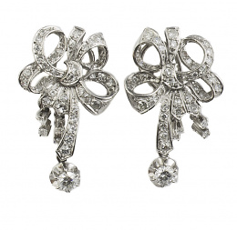779.  Pendientes años 50 con lazos de brillantes del que pende banda rematada en brillante colgante