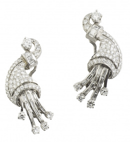 604.  Pendientes años 40 con diseño de cornucopia de platino y diamantes talla baguette en montura de platino