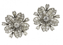 589.  Elegantes pendientes de brillantes de talla antigua años 40 en diseño de flor con centro de rosetón rodeado de pétalos cóncavos