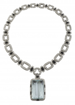 608.  Collar Art-Decó con importante aguamarina de 180 ct que pende de cadeneta de brillantes alternos, con brillantes y ónix con tamaño creciente hacia el centro