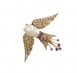 602.  Broche de ff.S.XIX con diseño de ave del paraiso, con cuerpo central de perilla de perla barroca,probablemente natural, entre alas y cola cuajadas de brillantes de talla antigua,con collar y ojos de rubí