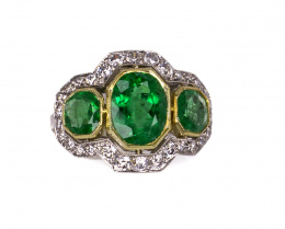 597.  Sortija de estilo Art-Decó con tres esmeraldas que suman 3,5 ct rodeadas por marco de brillantes 
