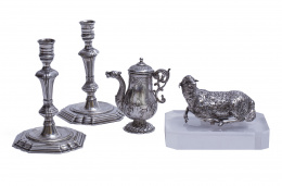 714.  Sortija con turmalina rosa en cabuchón entre dos brazos en V de brillantes