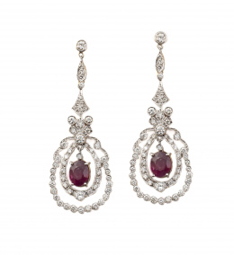 694.  Pendientes largos de estilo belle époque con brillantes en guirnaldas dobles con y rubí colgante central