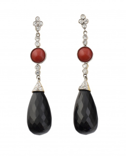 700.  Pendientes largos con perillas de ónix facetado colgantes de línea articulada de chatones de brillantes con coral cabuchón central