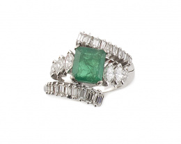 752.  Sortija con esmeralda de talla rectangular de 2,50 ct, entre brazos de baguettes abiertos en el frente