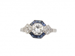 785.  Sortija estilo Art-Decó con brillante de 0,96 ct, rodeado de marco octogonal de zafiros calibrados entre rombos de brillantes