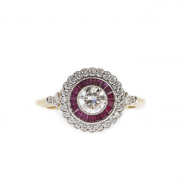 720.  Sortija ojo de perdiz con brillante central de 0,80 ct orlado de rubíes calibrados y con orla exterior de brillantes