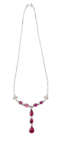 692.  Collar brillantes alternos con turmalinas en cabuchones ovales y perilla unidos a las cadena por ramitas de brillantes