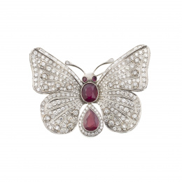 735.  Broche mariposa de rubíes y brillantes, con alas completamente cuajadas de brillantes entre líneas delicadamente caladas, y baguettes en el perfil superior