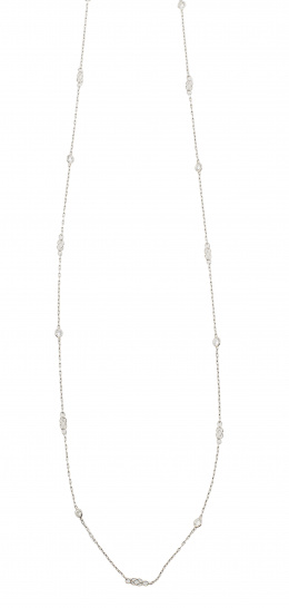 658.  Cadena larga de platino con chatones de brillantes que alternan con eslabones a modo de nudo marinero