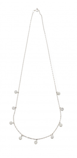 639.  Delicado collar con cadena de platino adornada por nueve chatones de brillantes colgantes