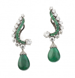 748.  Pendientes con esmeraldas talla gota colgantes de línea sinuosa de brillantes y esmeraldas