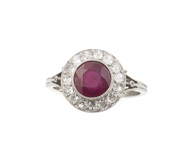 698.  Sortija estilo Art-Decó con rubí central de talla redonda de 2,50 ct aprox orlado de brillantes 