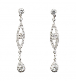 676.  Pendientes largos de brillantes con chatón superior del que penden forma ojival y lágrima colgante