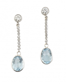 687.  Pendientes largos con aguamarinas colgantes de línea rivière de brillantes