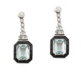 684.  Pendientes largos Art-Decó de brillantes y aguamarinas en montura de platino