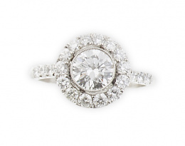 766.  Sortija ojo de perdiz de brillantes con centro de 1 ct , color estimado G y grado de pureza VS y orla exterior, con brillantes adornando los brazos de la montura 