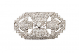 678.  Broche placa Art-Decó de platino y brillantes con diseño geométrico