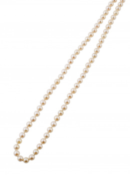670.  Collar largo de perlas cultivadas de 8 mm de diámetro