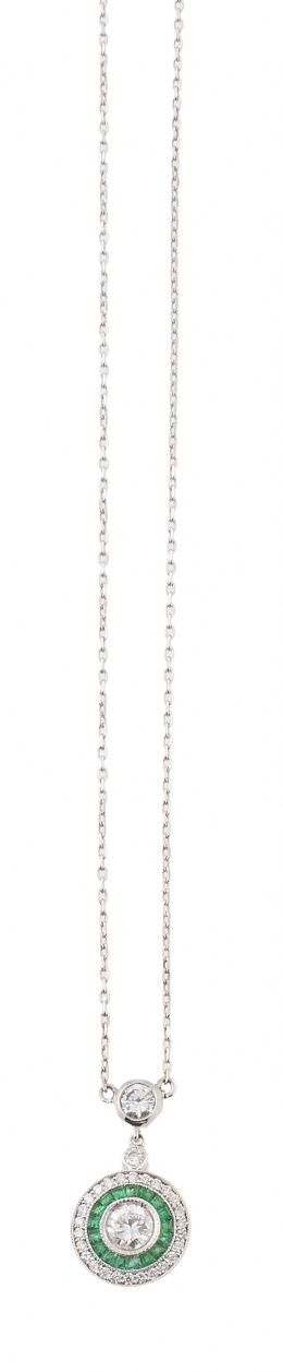 764.  Colgante de ojo de perdiz con brillante central orlado de esmeraldas calibradas, y con otra orla exterior de brillantes