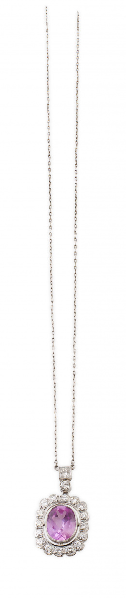 743.  Pendentif con centro de rosa de Francia oval orlada de brillantes, que pende de brillante en marco cuadrado y chatón de brillante