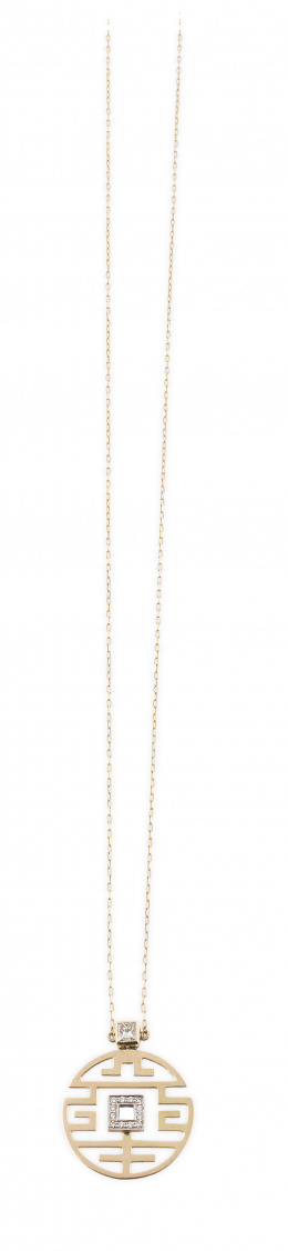 726.  Colgante circular con cuadrado central de brillantes en diseño calado que pende de diamante talla princesa en marco cuadrangular