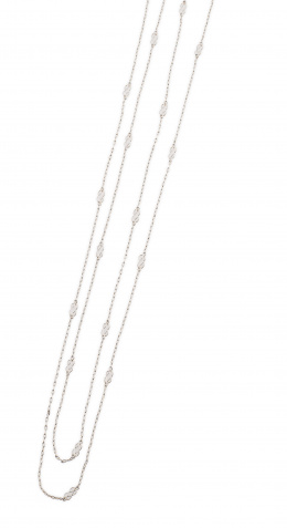 756.  Cadena larga de platino con eslabones a modo de nudo marinero que alternan en la cadena fina de eslabón rectangular