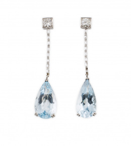 777.  Pendientes largos estilo Art-Decó con perillas de topacios azules que penden de linea de diamantes talla baguette, y un brillante superior en marco cuadrangular