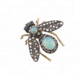 139.  Broche mosca con cuerpo de cabuchones de ópalo, alas de diamantes y ojos de cabuchones de zafiros