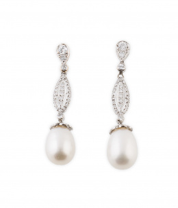 111.  Pendientes largos con perillas de perlas australianas colgantes de lágrima y pieza ojival de brillantes, articuladas por chatones