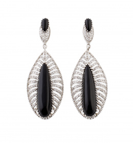 718.  Pendientes largos de brillantes ónix con, lágrima superior de la que pende pieza ojival con decoración calada