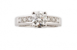773.  Sortija con solitario de brillante de peso estimado 1,10 ct color J y grado de pureza VS