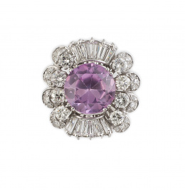 769.  Sortija años 50 con rosa de Francia circular rodeada por bandas de brillantes y de diamantes talla baguette, que componen gran frente ligeramente elevado