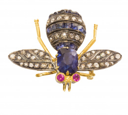 80.  Broche abeja con cuerpo de zafiro azul y bandas de diamantes y zafiros, alas de diamantes, y ojos de rubíes