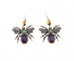 742.  Pendientes en forma de abeja con zafiros morados y verdes en el cuerpo, diamantes en las alas, y ojos de rubíes