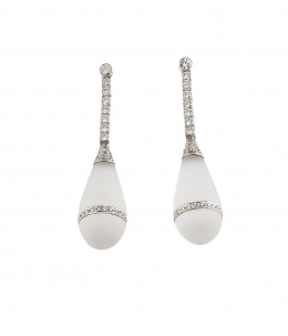 775.  Pendientes largos estilo Art-Decó con perilla de cuarzo blanco matizado, colgante de línea en rivière de brillantes en marcos cuadrangulares articulados que penden de chatón superior