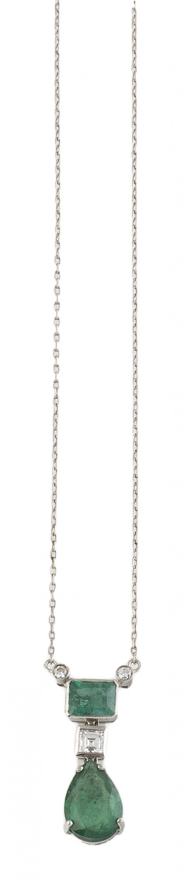 677.  Pendentif con esmeralda perilla que pende de diamante talla carré y esmeralda de talla rectangular superior que se une con dos brillantes en chatón a la cadena