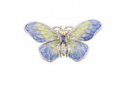 778.  Broche mariposa de esmalte plique-à-jour en tonos graduados de verde a azul celeste, con zafiro central y brillantes en cuerpo y perfil exterior de alas