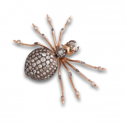 139.  Broche araña años 30 con gran cuerpo cuajado de brillantes de talla antigua, y patas y cabeza de oro liso con adornos de brillantes y ojos de rubí. 