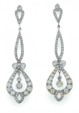 631.  Pendientes largos de platino y brillantes estilo Belle Epoque con forma inferior de lira de cuyo interior penden dos chatones de brillantes
