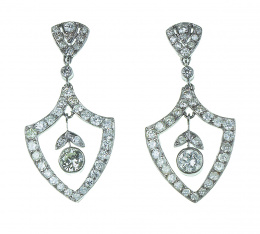 128.  Pendientes largos de platino y brillantes estilo Belle Epoque, con forma inferior punta de cuyo interior penden chatones de brillantes y hojitas